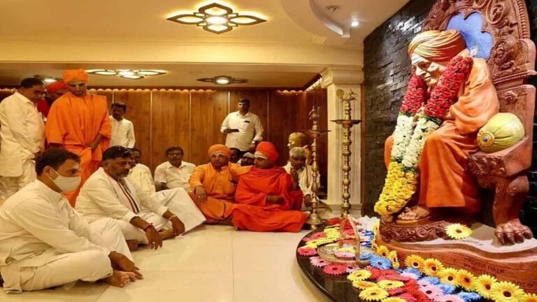 कर्नाटक के लिंगायत समुदाय पर कांग्रेस की नजर, राहुल गांधी पहुंचे सिद्धगंगा मठ