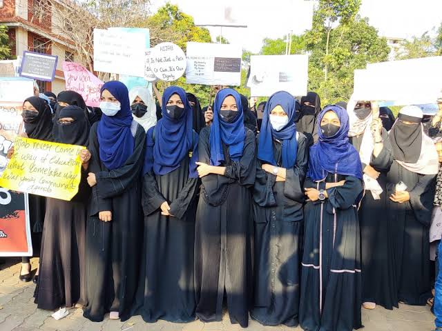 कर्नाटक में फिर हिजाब पर एक्शन, 6 मुस्लिम छात्राएं निलंबित