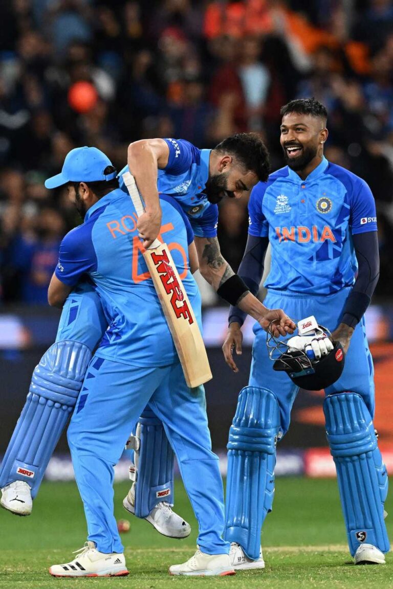 आखिरी गेंद पर पाकिस्तान हुआ पस्त, कोहली ने भारत को दिया जीत का पटाखा