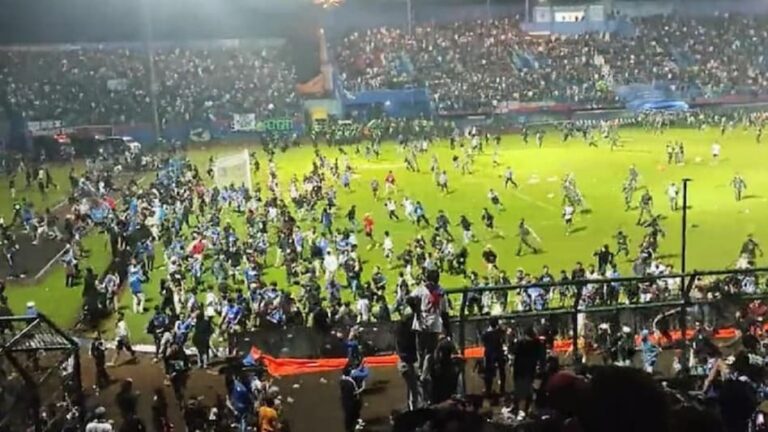 इंडोनेशिया में फुटबॉल मैच के दौरान आपस में भिड़े फैंस, 127 लोगों की मौत, 180 से अधिक घायल