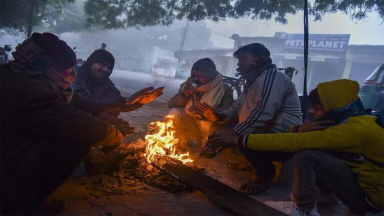 दिल्ली में जारी है सर्दी का सितम, तापमान लुढ़क कर पहुंचा 1.9 डिग्री, हवा में बढ़ी गलन के बीच सहमे लोग