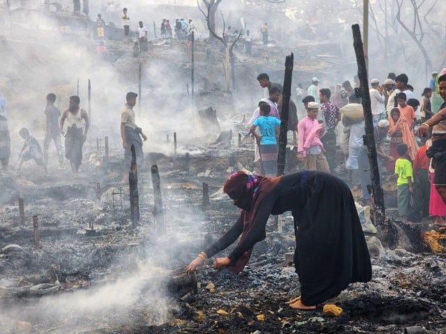 रोहंगिया शरणार्थी शिविर कैंप में लगी भयानक आग, 12 हजार से अधिक लोग हुए बेघर